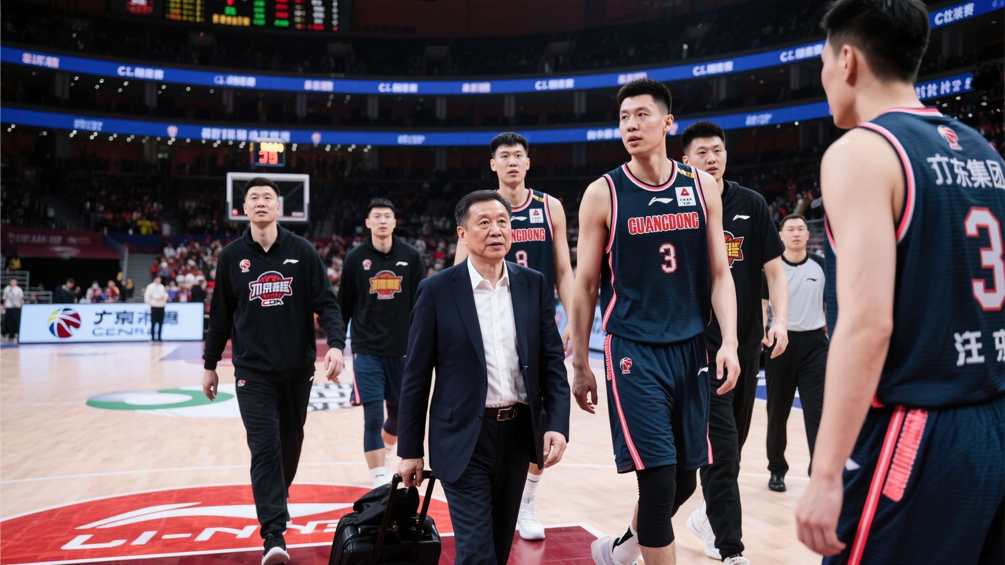 京粤大战G3时间定了!广东已全队抵达北京,宏远陈老板也随队出征 CBA总决赛的烽火已经点燃,京粤之争再度成为全国球迷关注的焦点。随着系列赛进入关